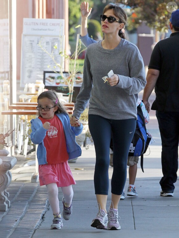 Jennifer Garner en balade avec sa fille Seraphina à Los Angeles, le 18 octobre 2013.