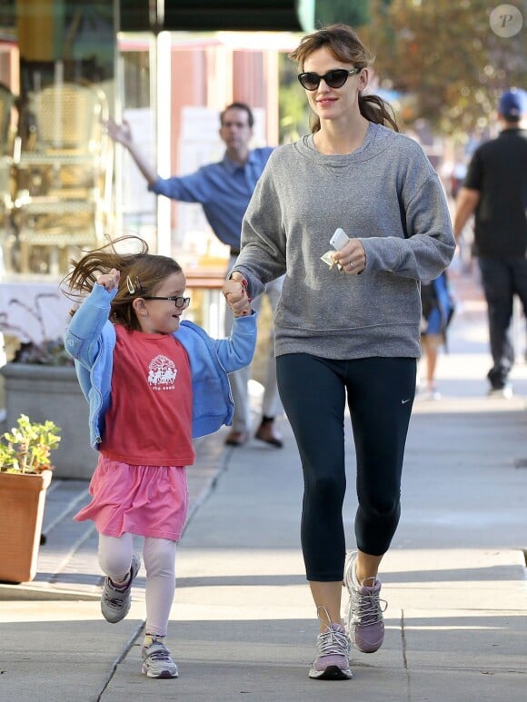 Jennifer Garner avec sa fille Seraphina à Los Angeles, le 18 octobre 2013.