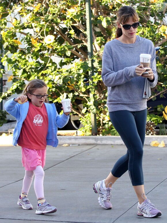 Jennifer Garner se balade avec sa fille Seraphina à Los Angeles, le 18 octobre 2013.
