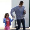 Jennifer Garner se balade avec sa fille Seraphina (5 ans) à Los Angeles, le 18 octobre 2013.