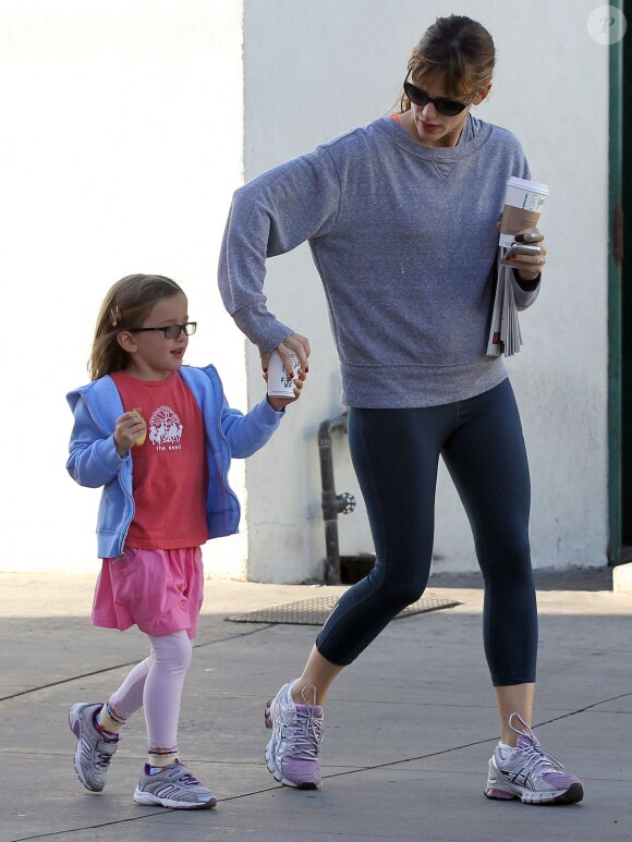 Jennifer Garner se balade avec sa fille Seraphina (5 ans) à Los Angeles, le 18 octobre 2013.