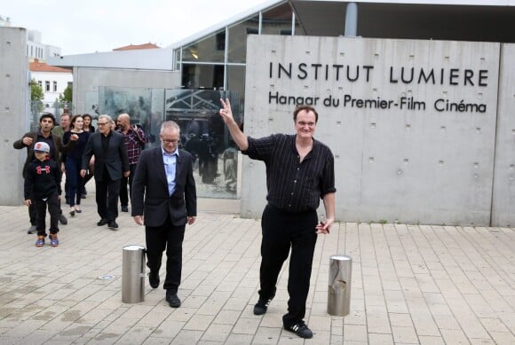 Thierry Frémaux et Quentin Tarantino revisitant La Sorties des usines Lumière dans le cadre du Festival Lumière à Lyon le 19 octobre 2013