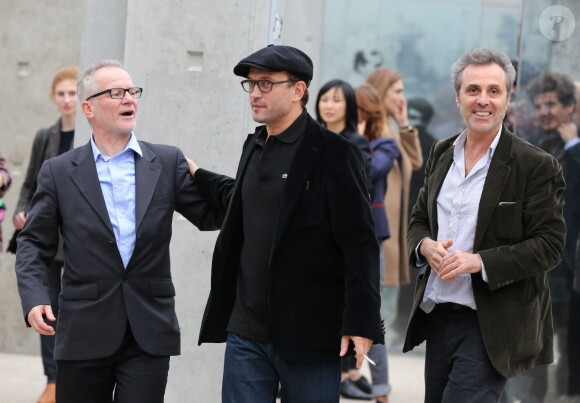 Thierry Frémaux, Vincent Perez et Gilbert Melki revisitant La Sorties des usines Lumière dans le cadre du Festival Lumière à Lyon le 19 octobre 2013