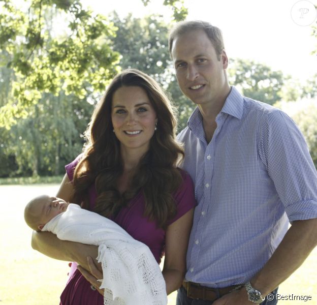 Le prince William, Kate Middleton et leur fils George posant le 19 août 2013 pour les premiers portraits officiels du bébé.