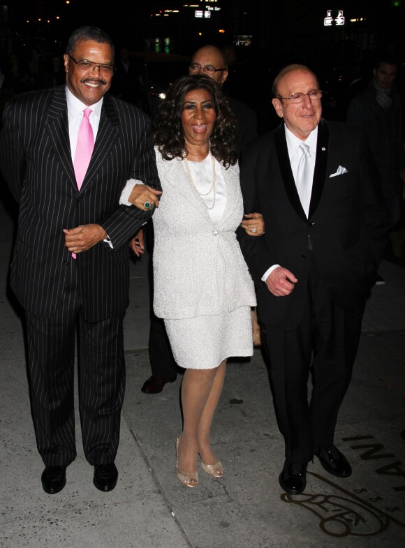 Aretha Franklin et Clive Davis (à droite) arrivent au Cipriani 55 Wall Street pour assister au gala Night Of Stars organisé par le Fashion Group International. New York, le 22 octobre 2013.
