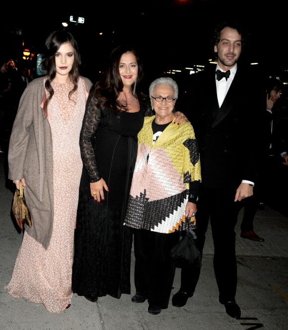 Les membres de la famille Missoni avec Angela (2e en partant de la gauche) et sa mère Rosita arrivent au Cipriani 55 Wall Street pour assister au gala Night Of Stars organisé par le Fashion Group International. New York, le 22 octobre 2013.