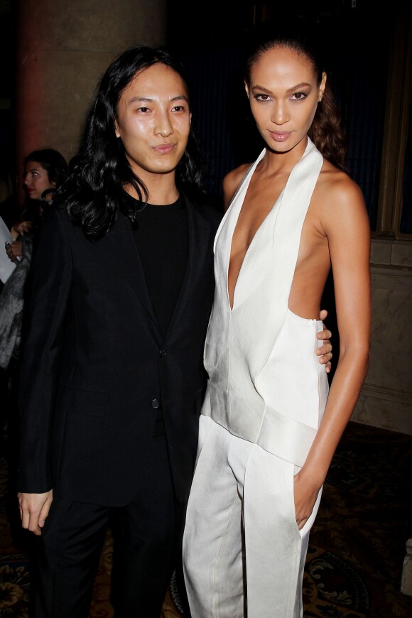 Alexander Wang et Joan Smalls assistent au gala Night Of Stars organisé par le Fashion Group International, au Cipriani 55 Wall Street. New York, le 22 octobre 2013.