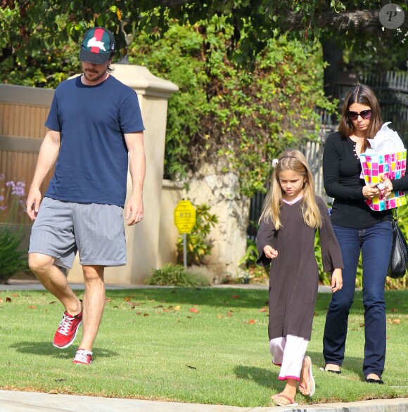 Exclusif - Christian Bale se rend à un anniversaire avec sa femme Sibi Blazic take et sa fille Emmaline à Brentwood le 6 octobre 2012