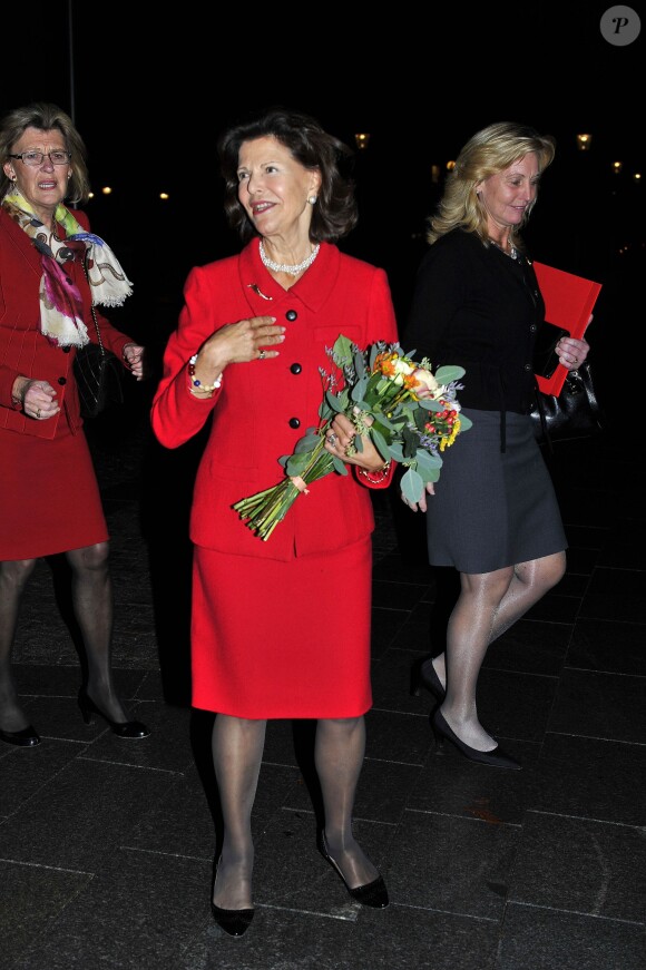La reine Silvia de Suède au sortir d'une réunion de la World Childhood Foundation à Stockholm le 23 octobre 2013.
