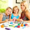 Jennie Garth fait des sculptures en argile avec ses filles Lola Facinelli et Fiona Facinelli à Los Angeles, le 21 octobre 2013.