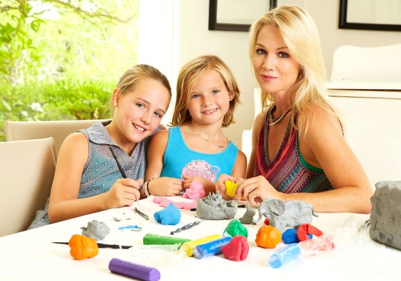 Jennie Garth fait des sculptures en argile avec ses filles Lola Facinelli et Fiona Facinelli à Los Angeles, le 21 octobre 2013.