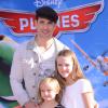 Peter Facinelli et ses filles Lola et Fiona à la première de Planes à Los Angeles, le 5 août 2013.