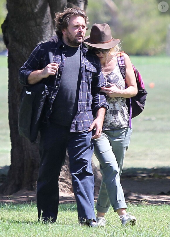 Exclusif - Jennie Garth et son nouveau compagnon Michael Shimbo regardent les filles de l'actrice jouer au football à Los Angeles. Le 8 septembre 2013.
