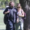 Exclusif - Jennie Garth et son nouveau compagnon Michael Shimbo regardent les filles de l'actrice jouer au football à Los Angeles. Le 8 septembre 2013.