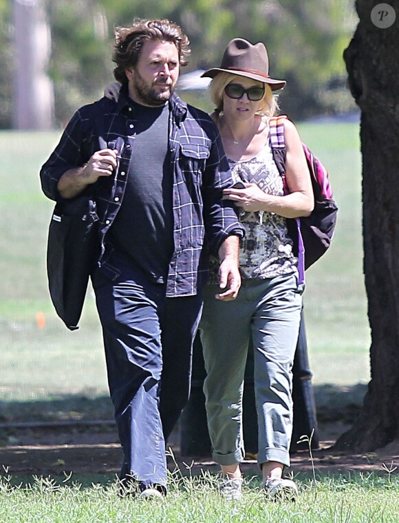 Exclusif - Jennie Garth et son nouveau compagnon Michael Shimbo regardent les filles de l'actrice jouer au football à Los Angeles. Le 8 septembre 2013.