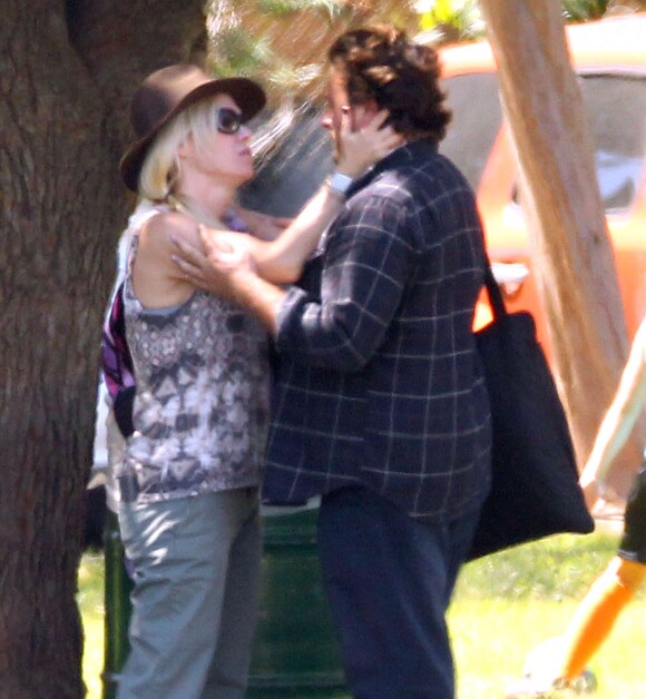 Exclusif - Jennie Garth et son nouveau compagnon Michael Shimbo regardent les filles de l'actrice jouer au football à Los Angeles. Le 8 septembre 2013.
