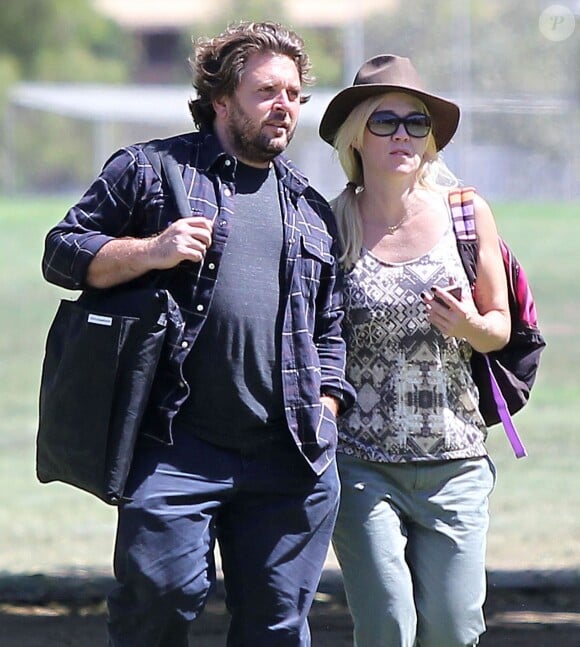 Exclusif - Jennie Garth et son nouveau compagnon Michael Shimbo regardent les filles de l'actrice jouer au football à Los Angeles. Le 8 septembre 2013