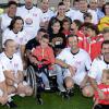 David Hallyday au côté du petit Yanis en compagnie d'Olivier Panis et Frédéric Meyrieu, lors d'un match de foot caritatif pour récolter des fonds pour l'association Pour Yanis, le 24 octobre 2013 à La Ciotat