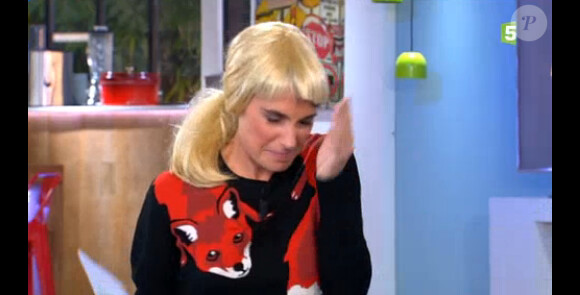 Alessandra Sublet était l'invitée d'Anne-Sophie Lapix dans "C à vous" sur France 5. Mercredi 23 octobre 2013. Elle est déguisée en Anne-Sophie Lapix.