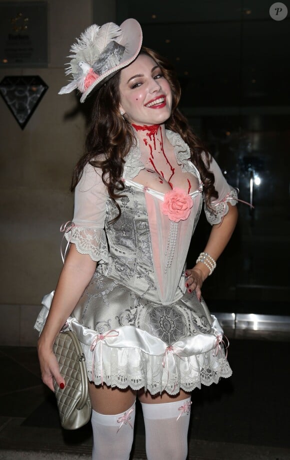 Kelly Brook s'est deguisée en une Marie-Antoinette guillotinée pour une soirée Halloween à Beverly Hills. Le 25 octobre 2013.