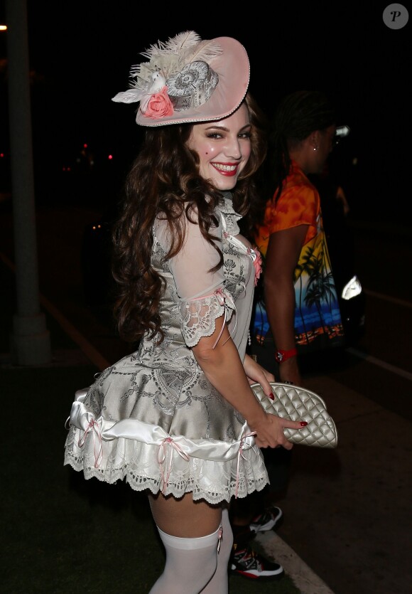 La sexy Kelly Brook s'est deguisée en une Marie-Antoinette guillotinée pour une soirée Halloween à Beverly Hills. Le 25 octobre 2013.