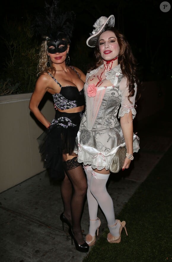 Kelly Brook, deguisée en une Marie-Antoinette guillotinée pour une soirée Halloween à Beverly Hills. Le 25 octobre 2013.