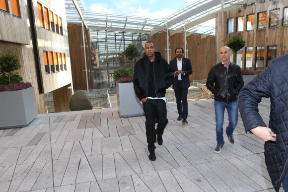 Jay Z se promène dans le quartier d'Aker Brygge et visite le musée Astrup Fearnly à Oslo. Le 24 Octobre 2013.