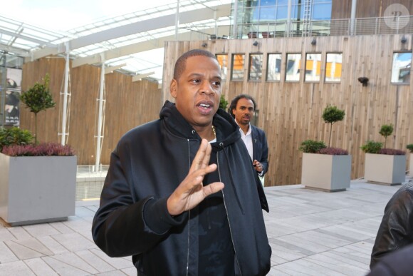 Jay Z se promène dans le quartier d'Aker Brygge et visite le musée Astrup Fearnly à Oslo. Le 24 Octobre 2013.