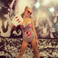 Paris Hilton très fière de son costume Miley Cyrus à Los Angeles, le 26 octobre 2013.