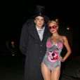 Paris Hilton et River Viiperi à la soirée Halloween donnée à la Playboy Mansion, à Los Angeles, le 26 octobre 2013.