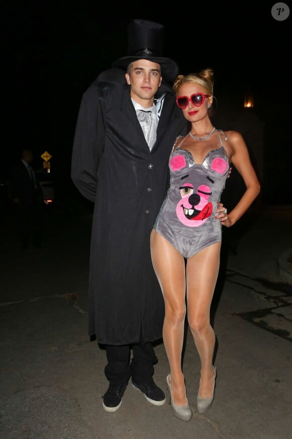 Paris Hilton et River Viiperi à la soirée Halloween donnée à la Playboy Mansion, à Los Angeles, le 26 octobre 2013.