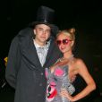 Paris Hilton et River Viiperi à la soirée Halloween donnée à la Playboy Mansion, à Los Angeles, le 26 octobre 2013.