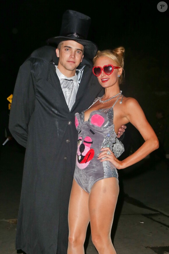 Paris Hilton et River Viiperi à la soirée Halloween donnée à la Playboy Mansion, à Los Angeles, le 26 octobre 2013.