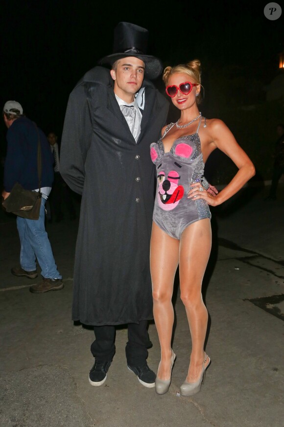 Paris Hilton et River Viiperi à la soirée Halloween donnée à la Playboy Mansion, à Los Angeles, le 26 octobre 2013.