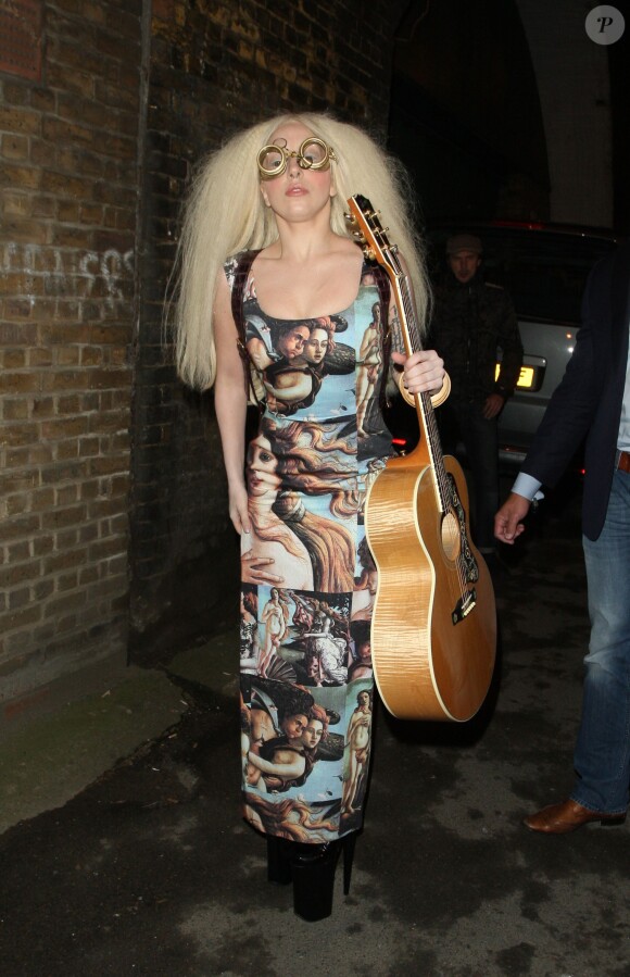 Lady Gaga sort de son hôtel à Londres, le 26 octobre 2013.