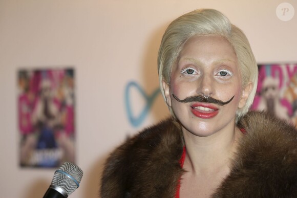 Lady Gaga porte la moustache pour la présentation de son album "ARTPOP" à Berlin, le 24 octobre 2013.