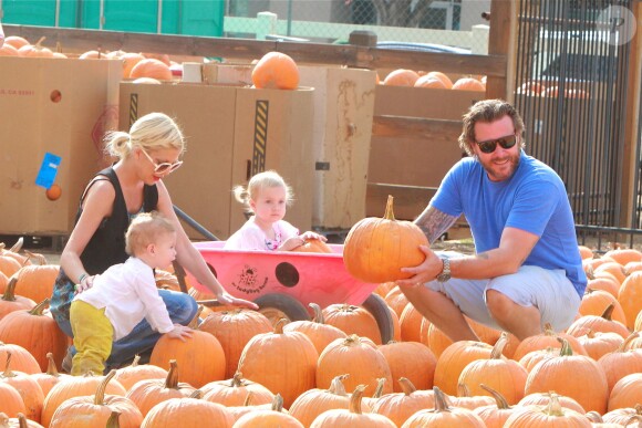 Tori Spelling et Dean McDermott cherchent une citrouille chez Pumpkin Patch, avec leurs nombreux enfants Finn, Liam, Stella et Hattie à Los Angeles, le 13 octobre 2013.