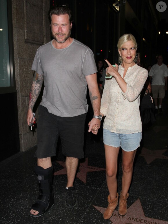 Tori Spelling et son mari Dean McDermott quittent un restaurant à Hollywood le 6 juillet 2013.