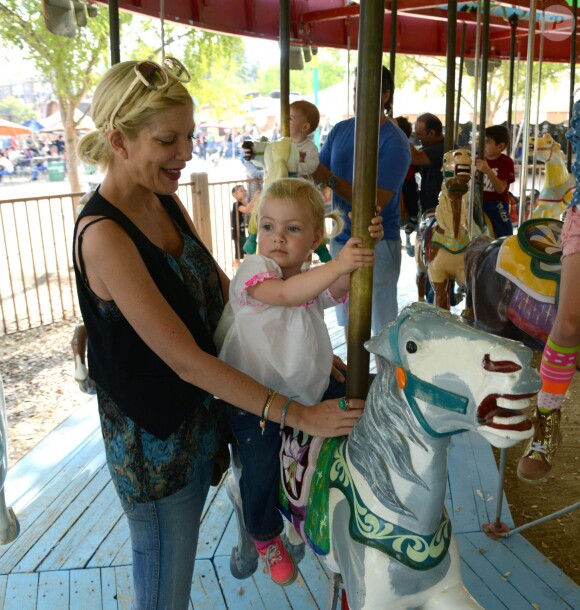 Tori Spelling et Dean McDermott cherchent une citrouille chez Pumpkin Patch, avec leurs nombreux enfants Finn, Liam, Stella et Hattie à Los Angeles, le 13 octobre 2013.