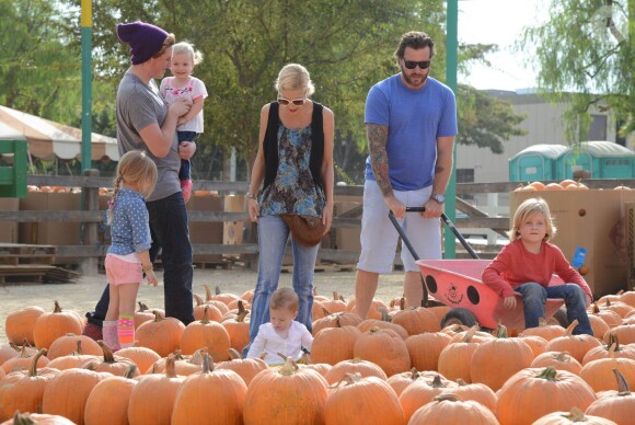 Tori Spelling et Dean McDermott cherchent une citrouille chez Pumpkin Patch, avec leurs nombreux enfants Finn, Liam, Stella et Hattie à Los Angeles, le 13 octobre 2013.