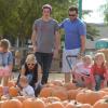 Tori Spelling et Dean McDermott cherchent une citrouille chez Pumpkin Patch, avec leurs nombreux enfants Finn, Liam, Stella et Hattie à Los Angeles, le 13 octobre 2013.