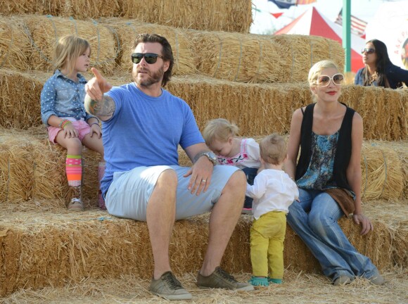 Tori Spelling et Dean McDermott cherchent une citrouille chez Pumpkin Patch, avec leurs nombreux enfants Finn, Liam, Stella et Hattie à Los Angeles, le 13 octobre 2013.
