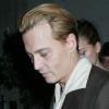 L'acteur américain Johnny Depp, teint en blond, et sa petite amie Amber Heard sortent du restaurant Ronnie Scott à Londres, le 25 Octobre 2013.
