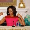 Michelle Obama avec les marionnettes Elmo et Rosita de l'émission Sesame Street à la Maison Blanche le 30 octobre 2013.
