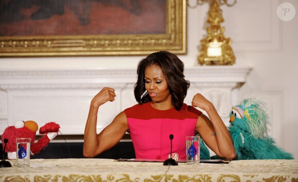 Michelle Obama avec les marionnettes Elmo et Rosita de l'émission Sesame Street à la Maison Blanche le 30 octobre 2013.