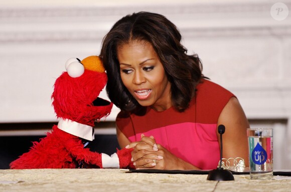 La First Lady Michelle Obama avec Elmo et Rosita de Sesame Street à la Maison Blanche le 30 octobre 2013.