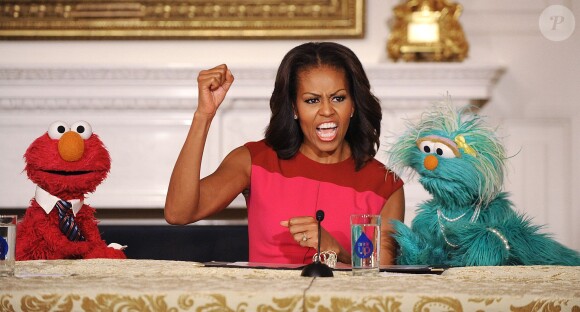 Michelle Obama avec Elmo et Rosita de Sesame Street à la Maison Blanche le 30 octobre 2013.