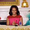 Michelle Obama avec les marionnettes Elmo et Rosita de Sesame Street à la Maison Blanche le 30 octobre 2013.