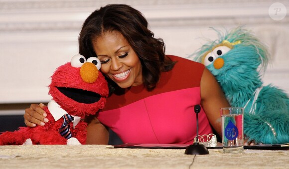 Michelle Obama avec les marionnettes Elmo et Rosita de Sesame Street à la Maison Blanche le 30 octobre 2013.