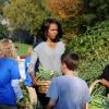 Michelle Obama récolte des citrouilles dans le potager de la Maison Blanche avec des élèves d'écoles primaires le 30 octobre 2013.
